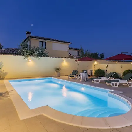 別荘 Grosszuegige Mit Privatem Pool, Liegestuehlen, Einer Aussenkueche Und Einem Grill - Ihr Vierbeiner Ist Auch Willkommen